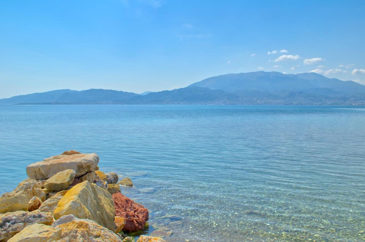 Epipleon Luxury Suites -102- Δωμάτιο 45Τμ Με Βεράντα 35Τμ Μπροστά Στη Θάλασσα Návpaktosz Kültér fotó